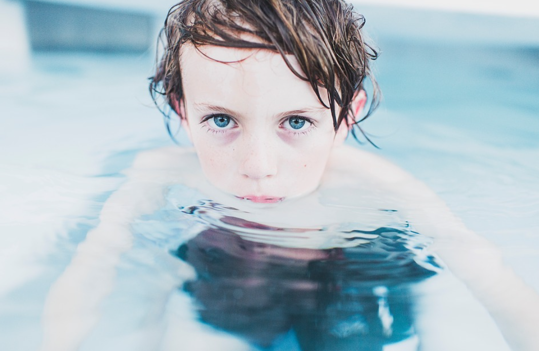 chlapec v bazénu