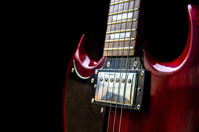 červená kytara.jpg